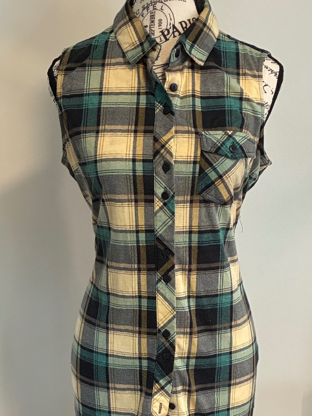 Eden and Olivia Sleveless Flannel Size Medium